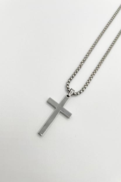 Metallic Cross Pendant Necklace In Silver