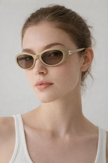 Black Oval Sunglasses In Beige - Foldable