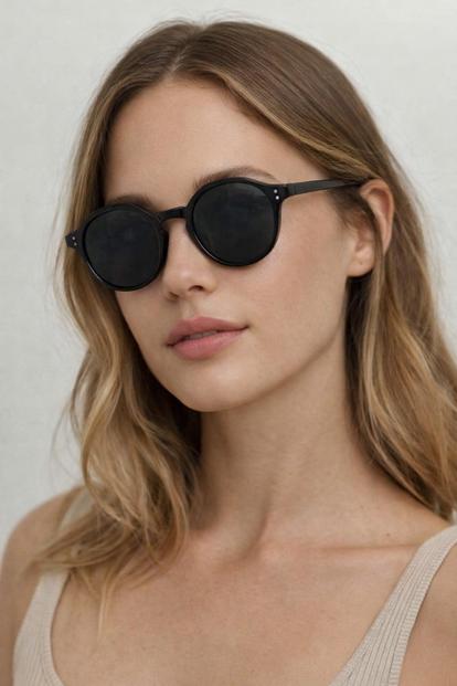 Black Classic Preppy Sunglasses With Key Hole Nosebridge