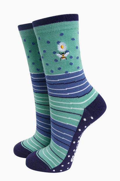 Green Embroidered Bee Daisy Combed Cotton Socks