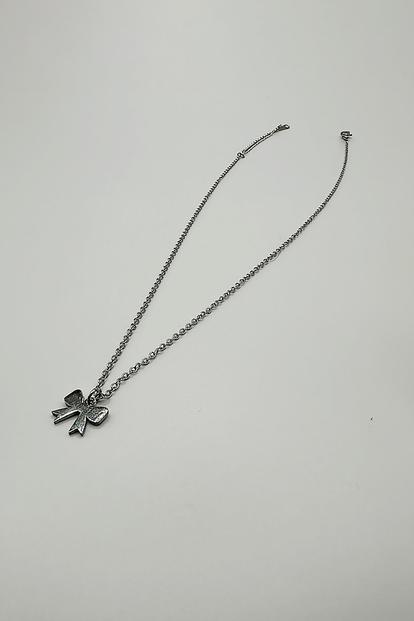 Metallic Mini Bow Pendant Necklace In Silver