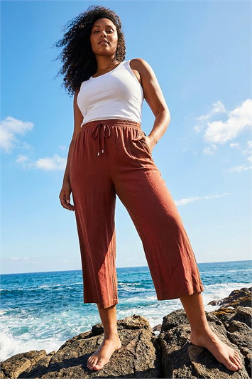 Red Curve Linen Blend Cropped Trousers