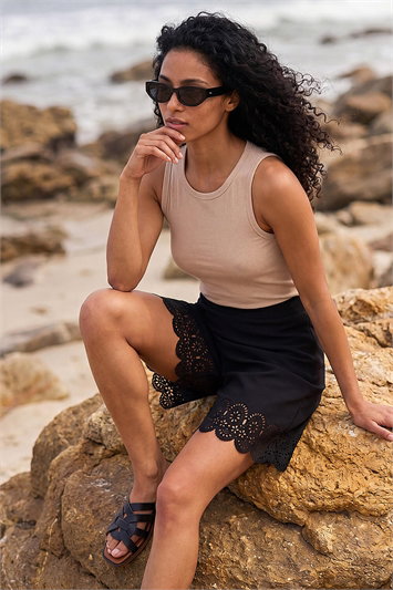 Laser Cut Hem Shorts 18120508