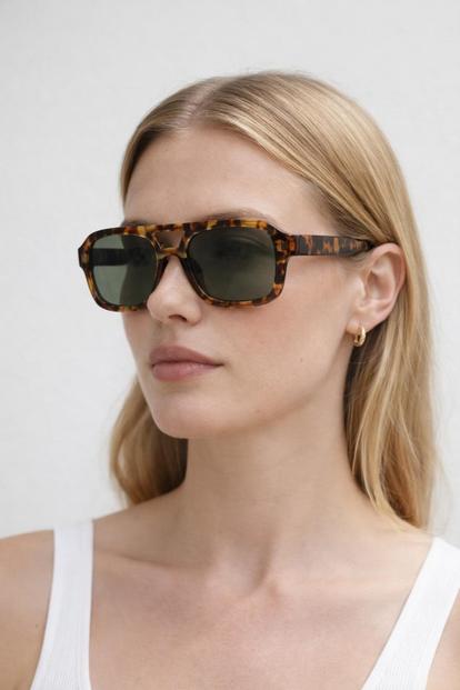 Brown 70'S Navigator Sunglasses In Tortoiseshell