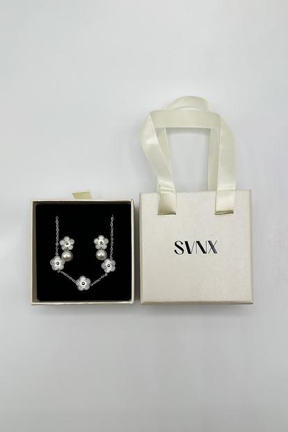 Metallic Floral Pearl Stud Earrings & Bracelet In Silver