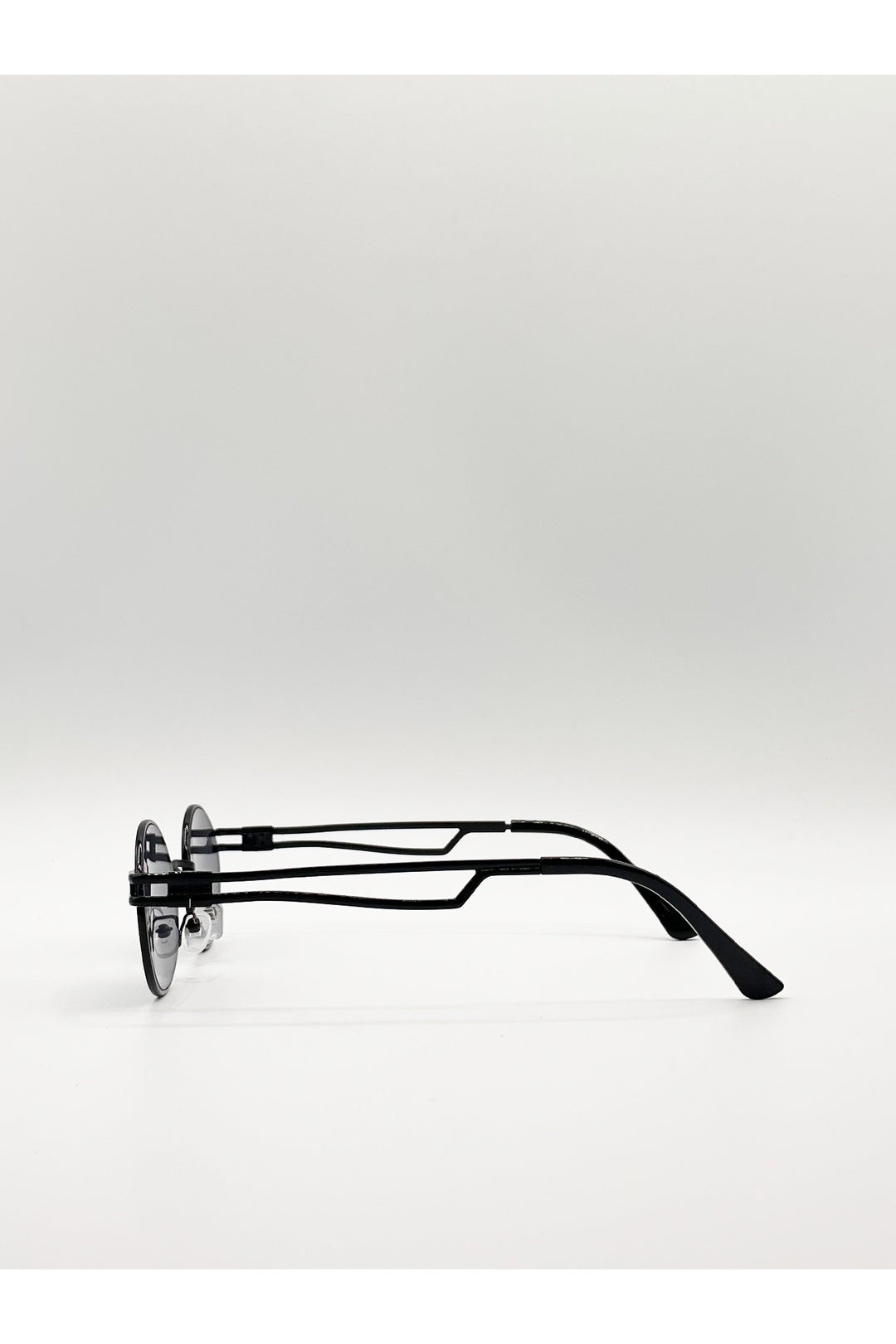 Black Retro Round Sunglasses in Black, Image 3 of 4