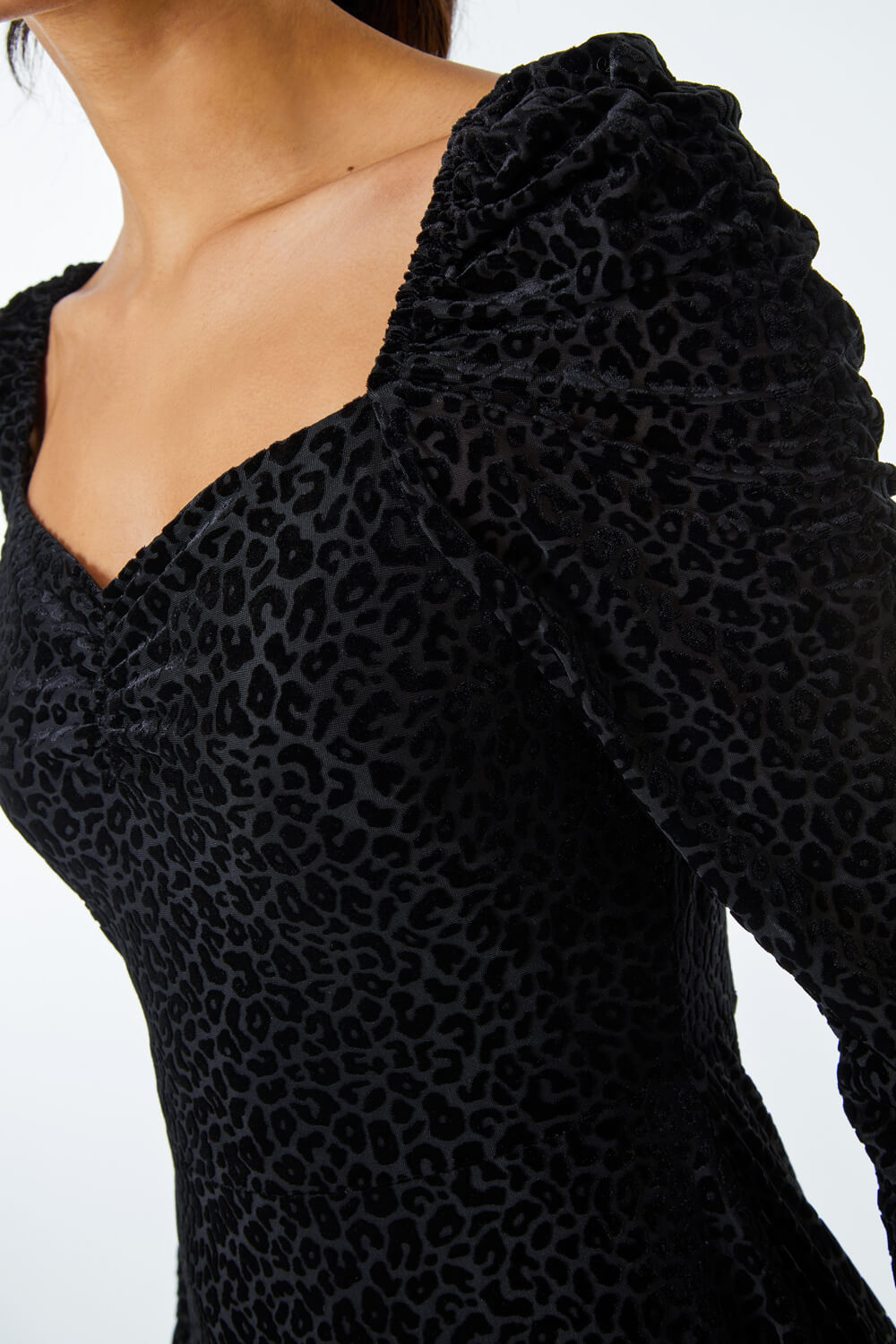 Contrast Wavy Hem Detailed Velve Animal Print Top