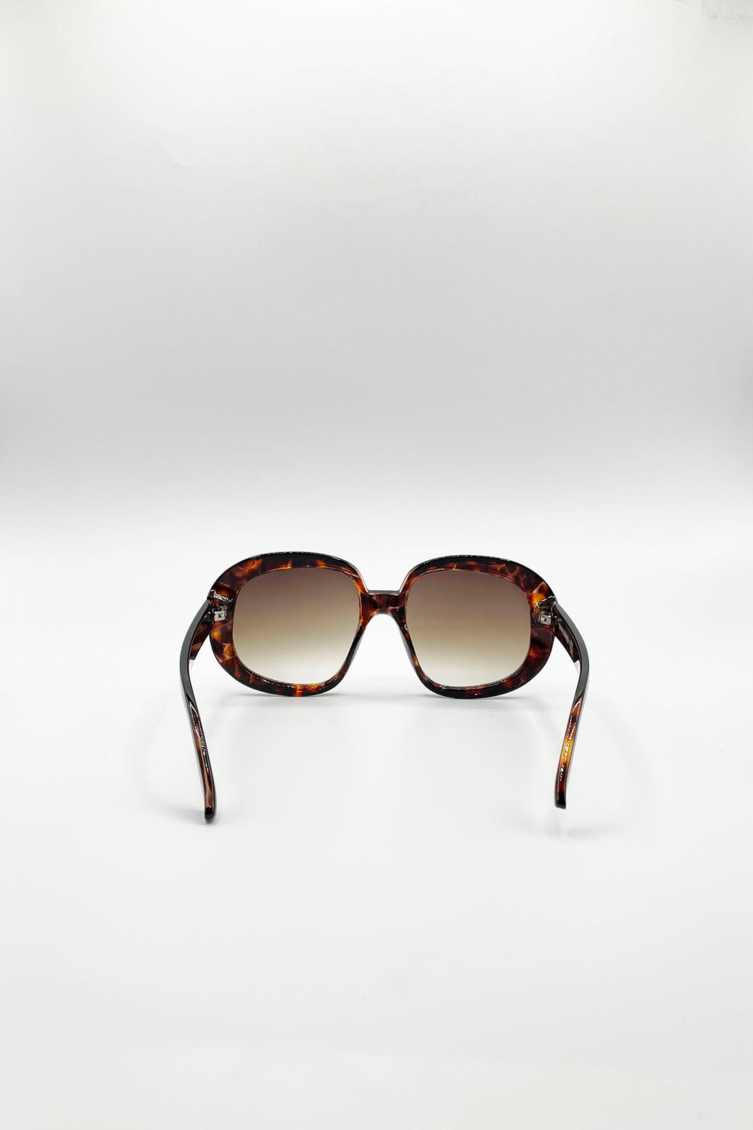 Brown Bold Round Oversized Sunglasses In Tortoiseshell, Image 4 of 5