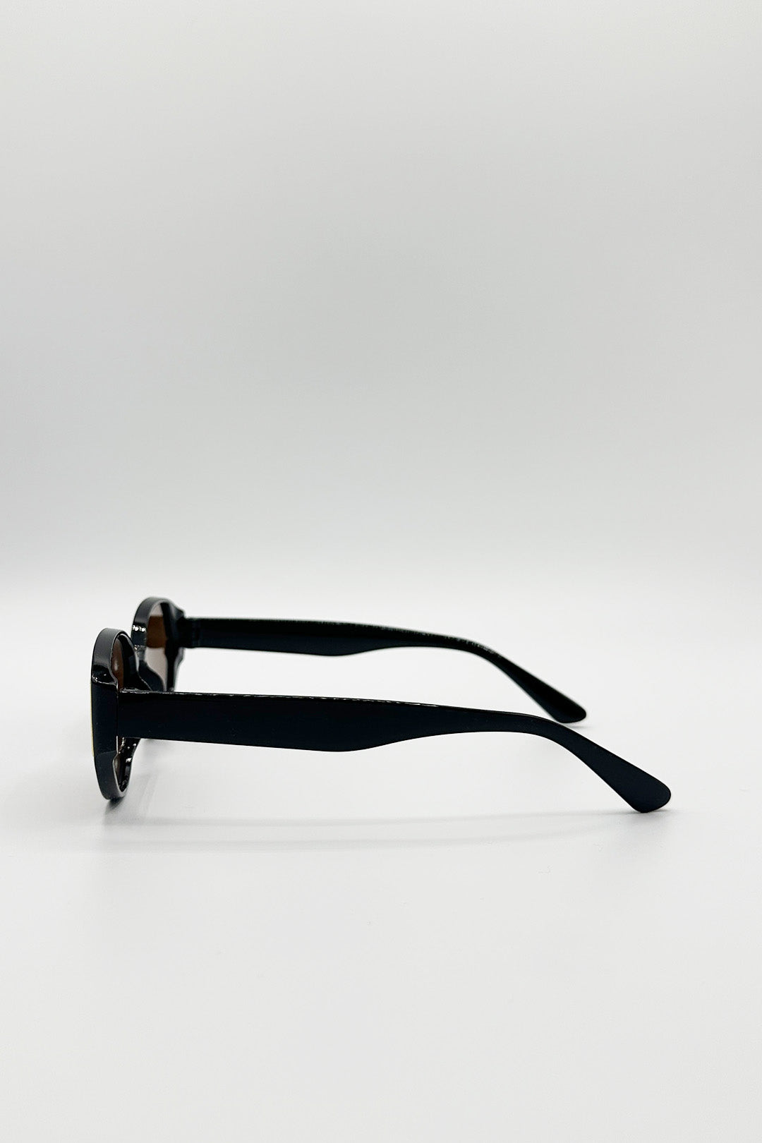 Black Round Cat Eye Detail Sunglasses In Black, Image 4 of 4