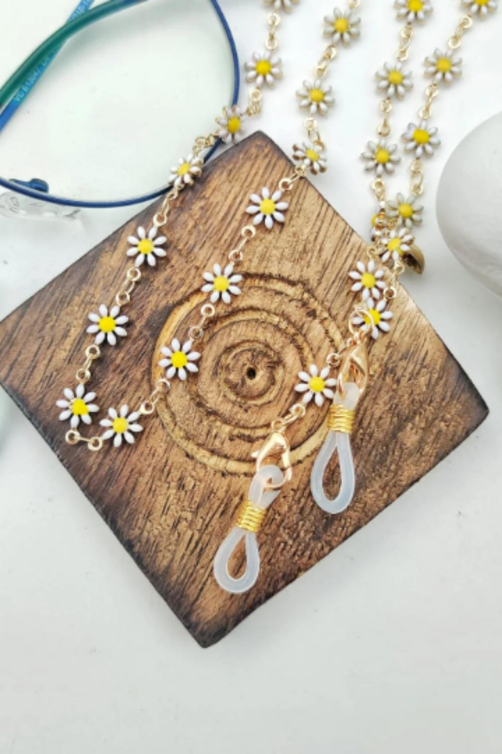 White Daisy Sunglass & Reading Glass Chain, Image 1 of 3
