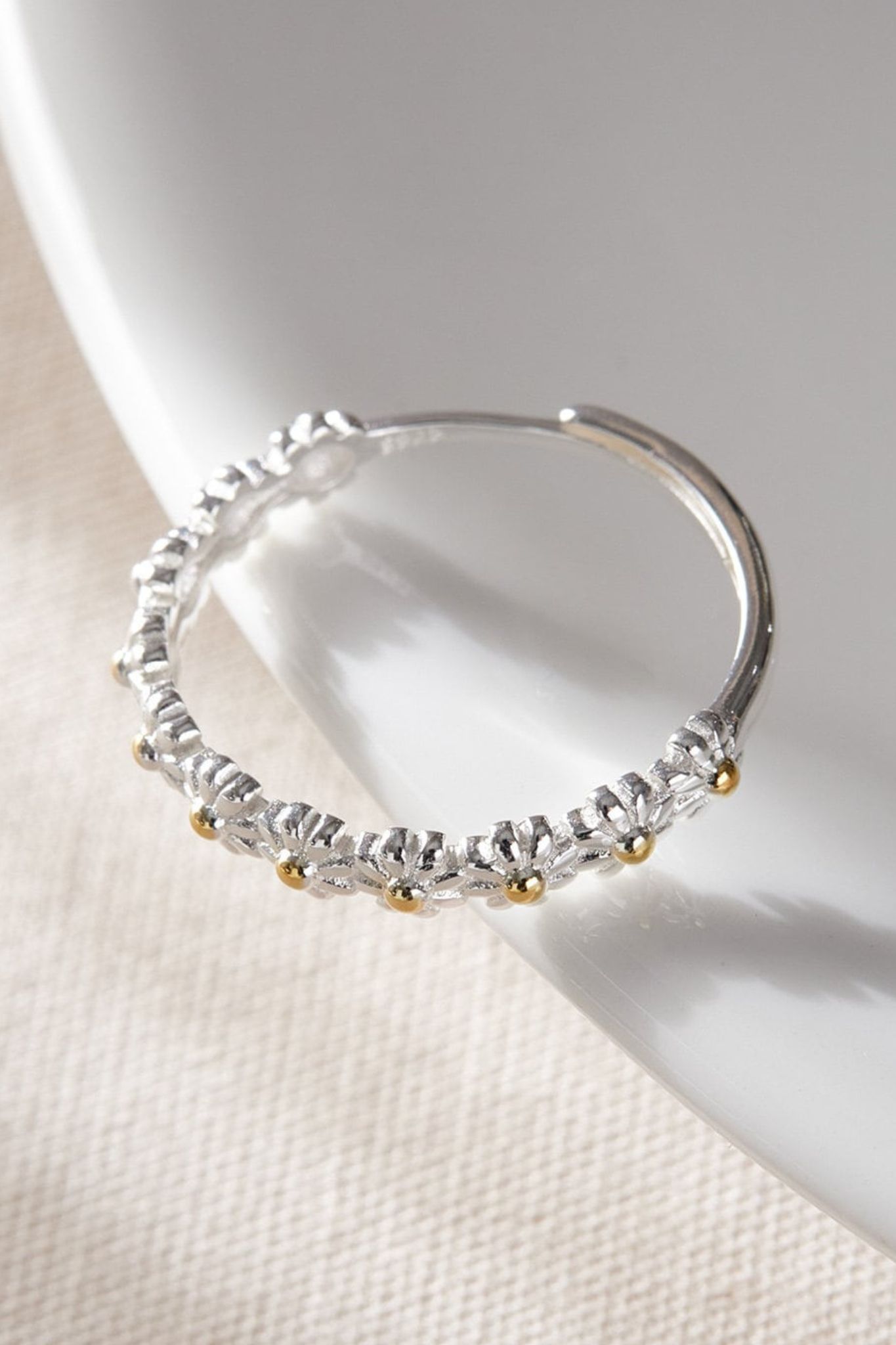 Silver Sterling Silver Slim Daisy Chain Ring, Image 3 of 4