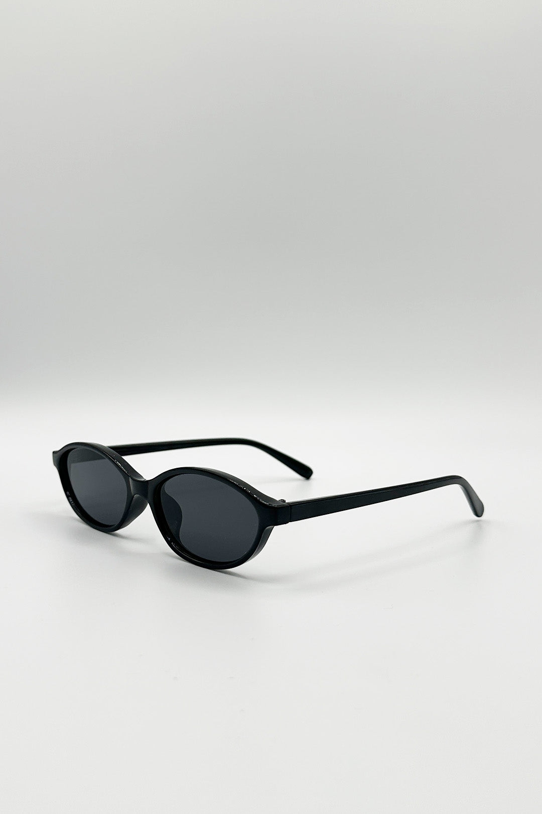 Black Oval Sunglasses In Black, Image 3 of 4
