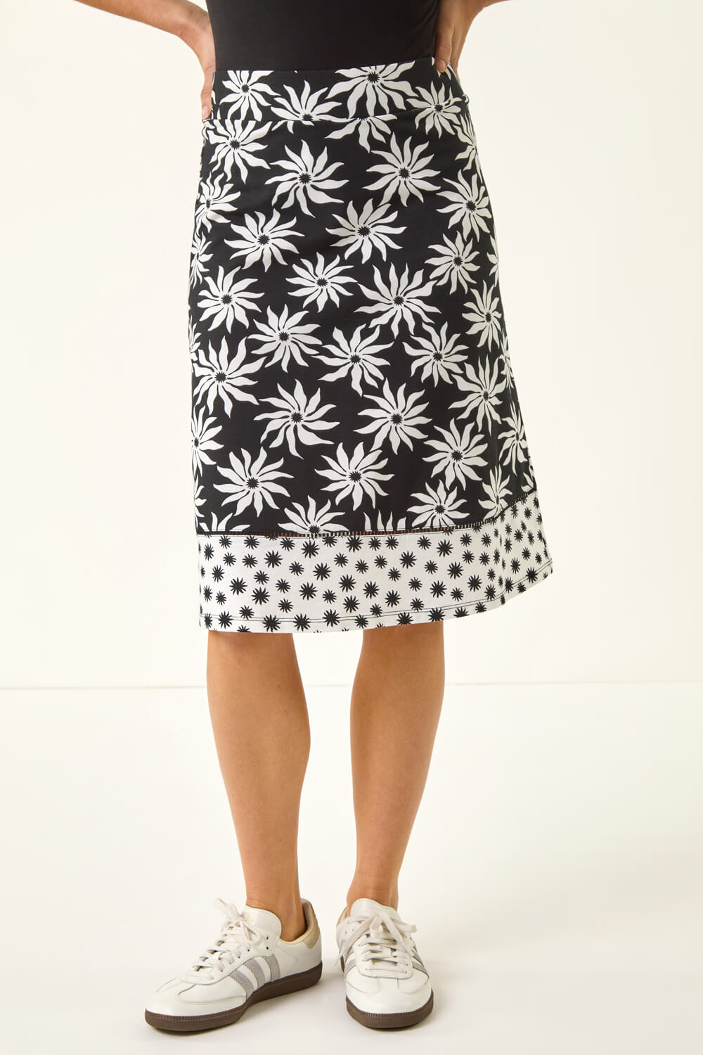 Roman Women's Black Floral Star A-Line Skirt Size 10