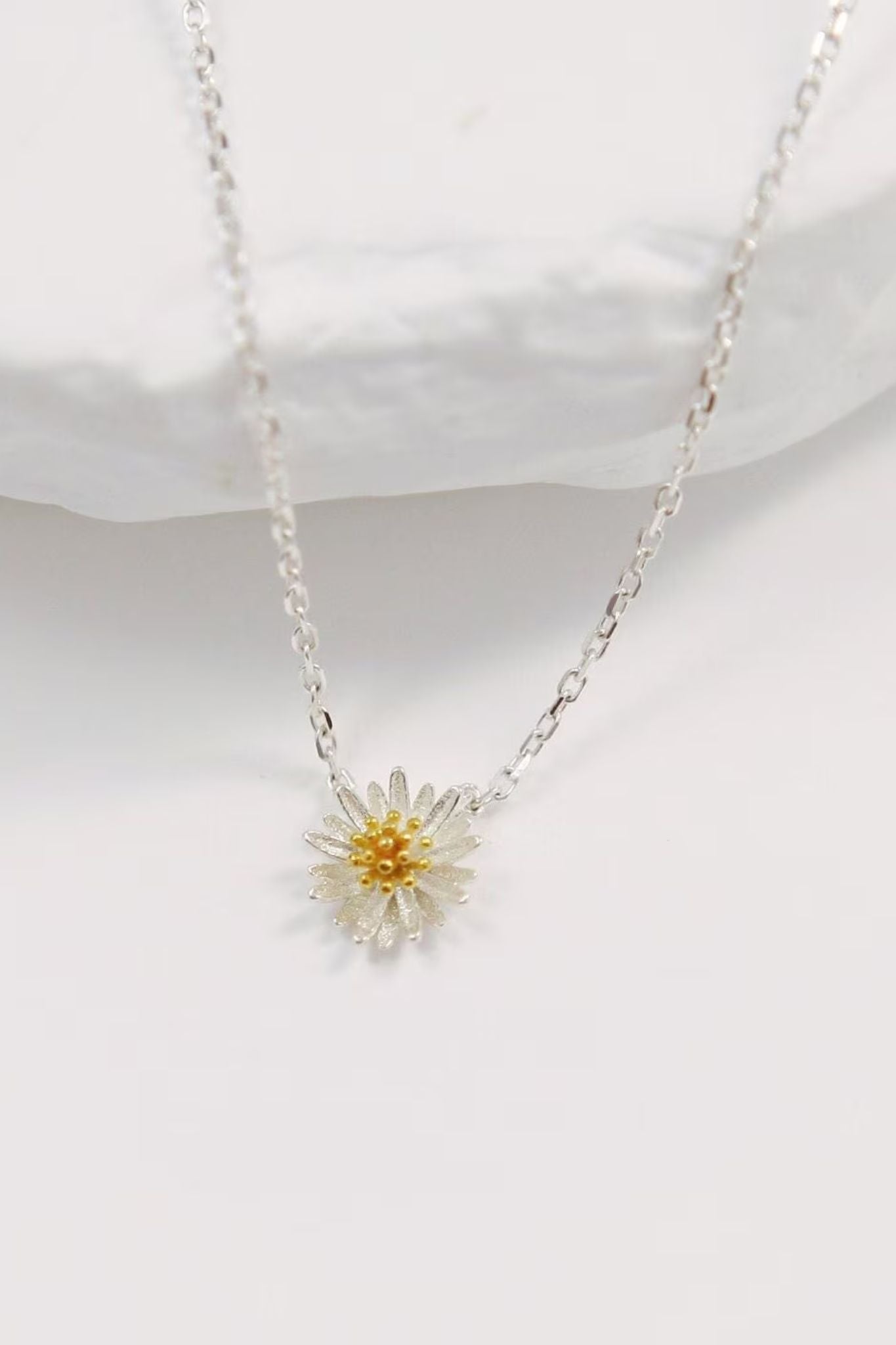Metallic Sterling Silver Daisy Pendant Chain Necklace