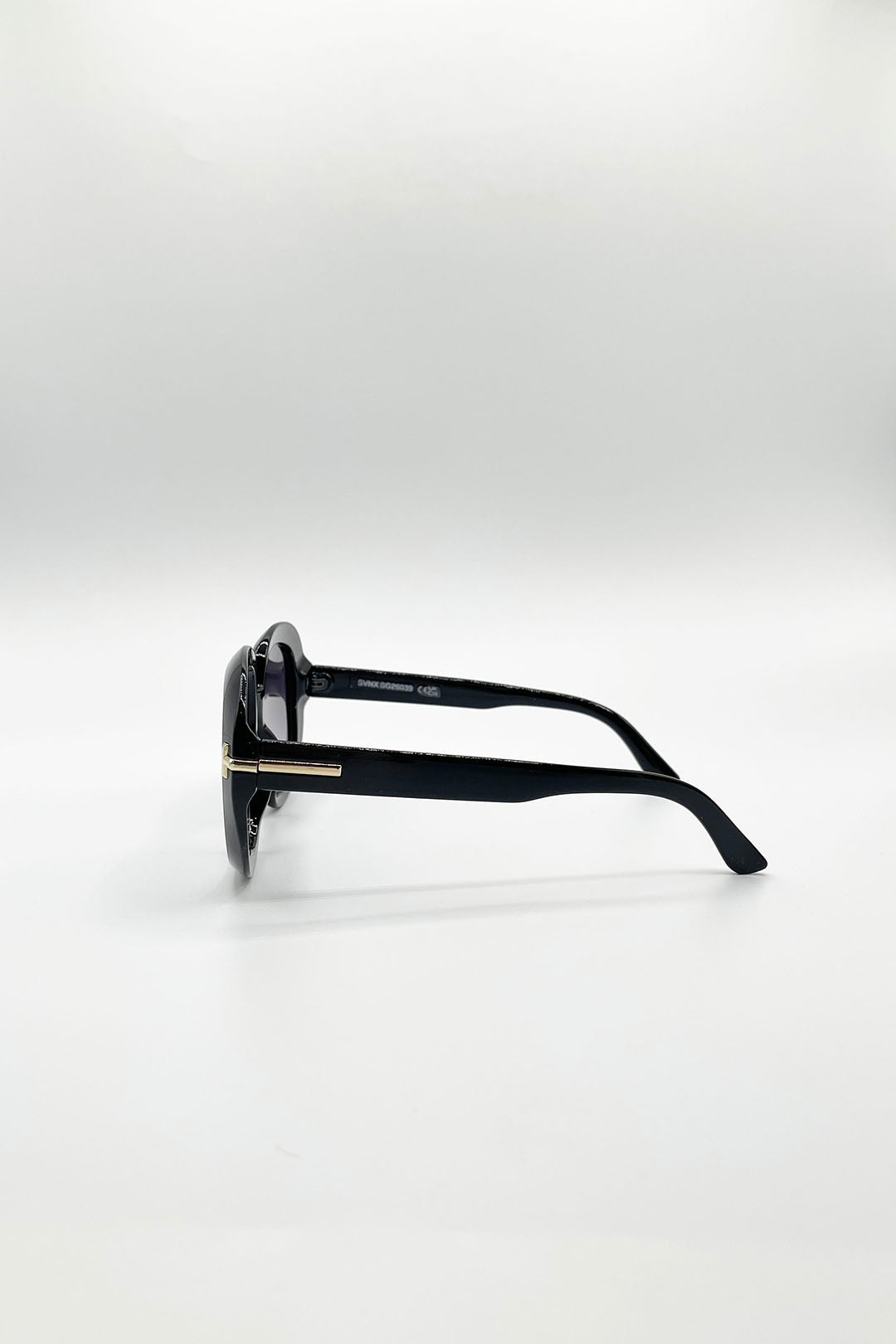 Black SVNX Black Bold Round Oversized Sunglasses In Black, Image 3 of 5