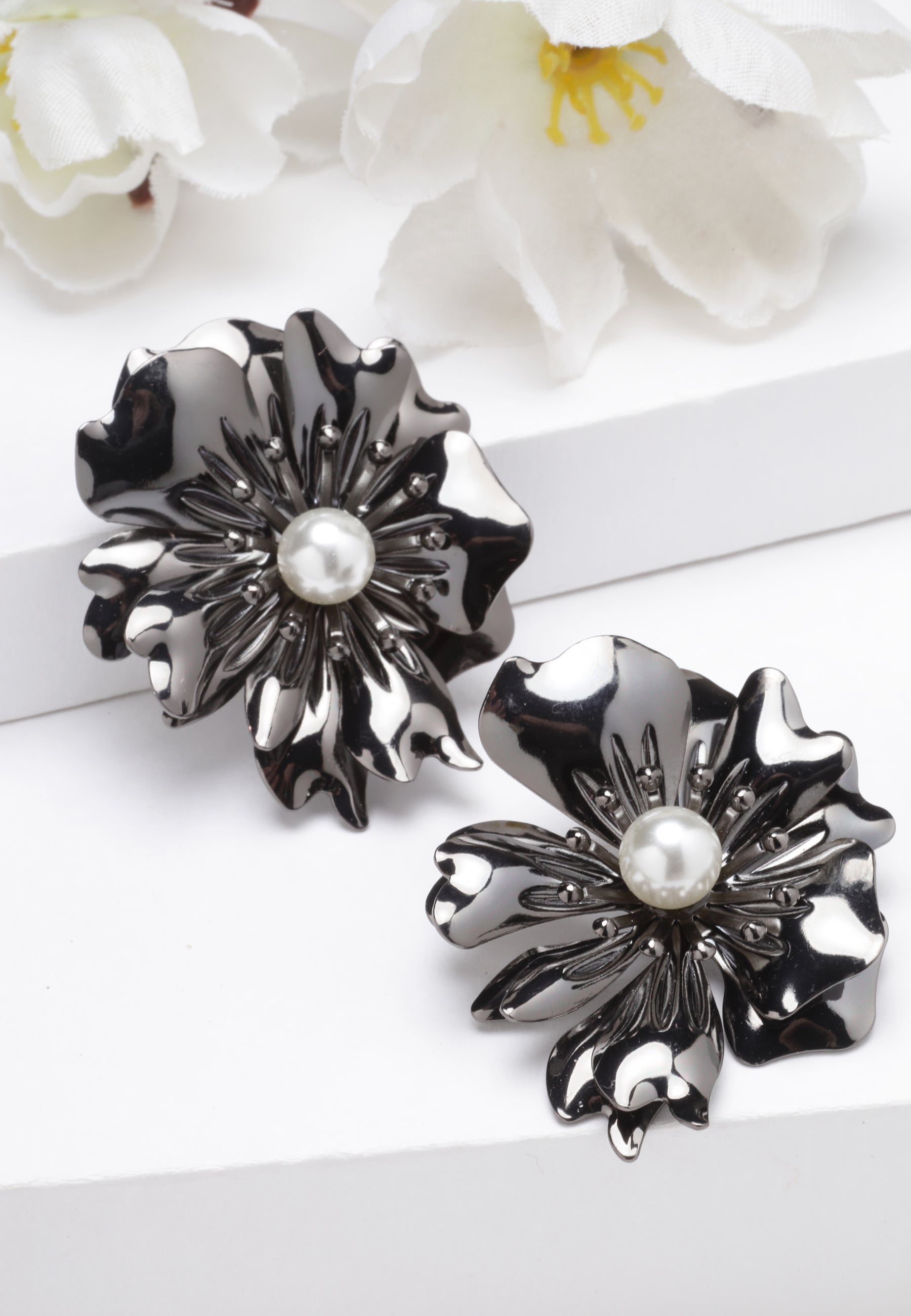 Black AVANT-GARDE PARIS Black Floral Pearl Stud Earrings In Light Pink, Image 2 of 5